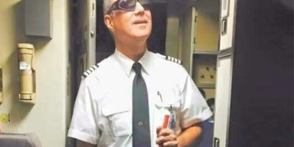 Imagem ilustrativa da imagem Piloto de avião usa ‘fantasia de cego’ no Halloween