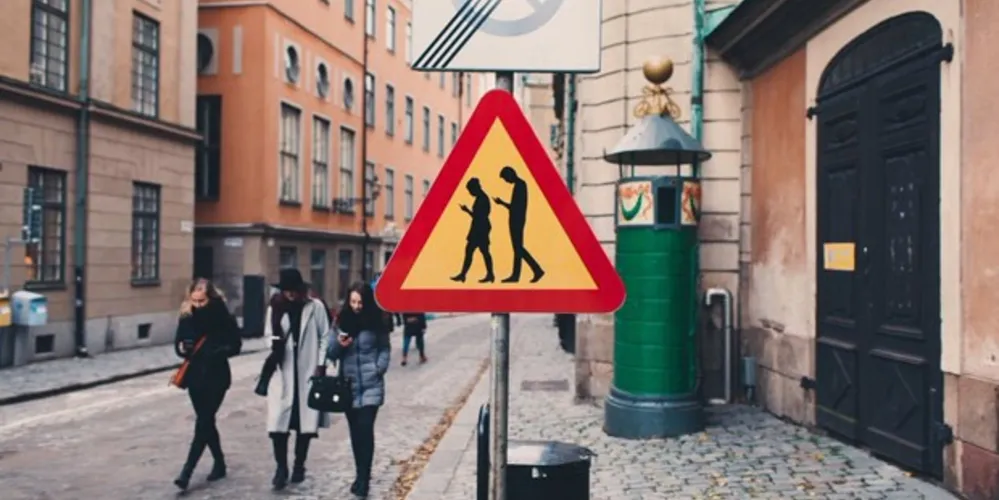Imagem ilustrativa da imagem Artista instala placa de 'viciado em celular' no trânsito