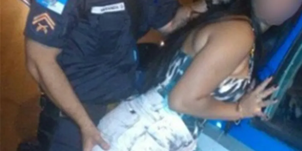 Imagem ilustrativa da imagem Foto de policial 'apalpando' mulher viraliza na web