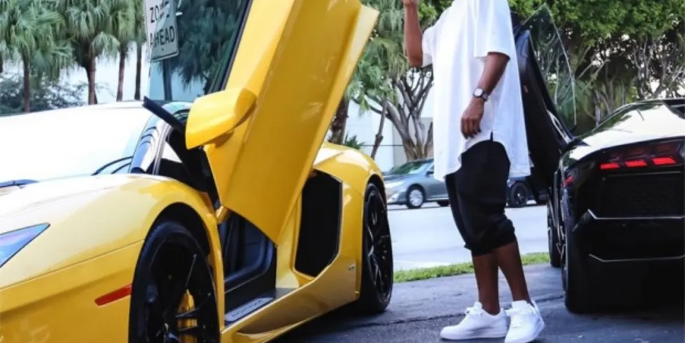 Imagem ilustrativa da imagem Ronaldinho erra nome de carro importado e fãs não perdoam