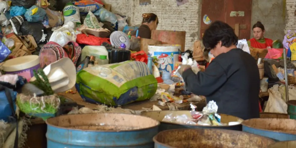 Imagem ilustrativa da imagem 'Catadores' já reciclaram 720 toneladas de materiais em PG