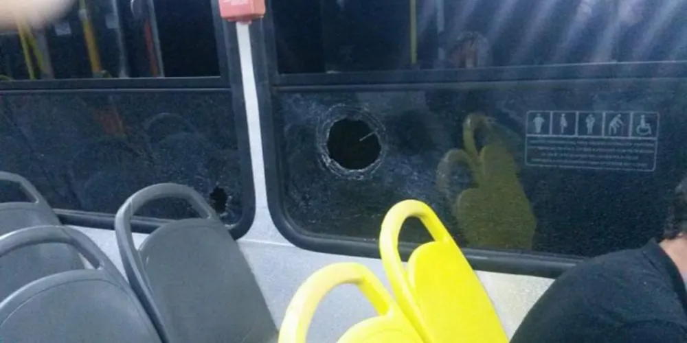 Imagem ilustrativa da imagem Ônibus da VCG é apedrejado e mulher é ferida na cabeça