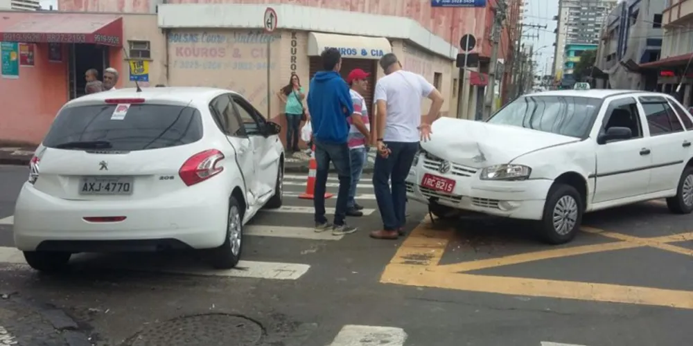 Imagem ilustrativa da imagem Acidente envolvendo táxi deixa um ferido no centro de PG