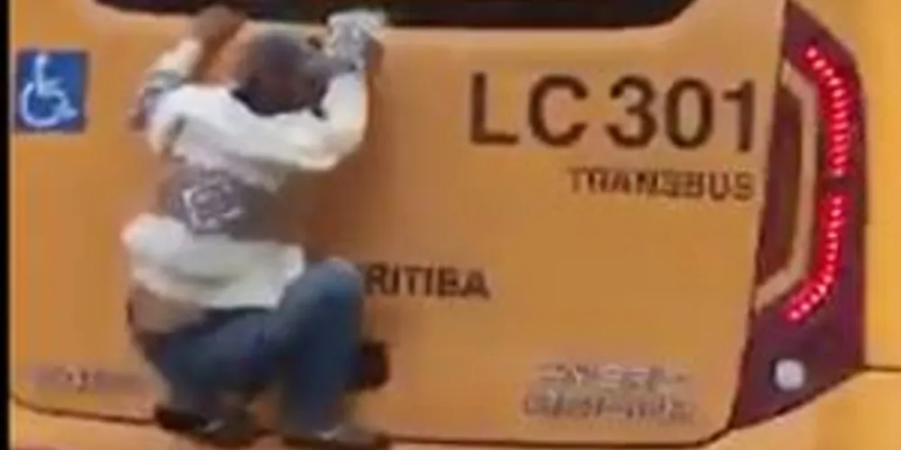 Imagem ilustrativa da imagem Internauta flagra homem pegando carona na lataria de ônibus
