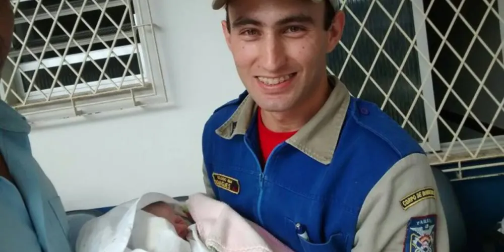 Imagem ilustrativa da imagem Gestante dá à luz em casa com ajuda de bombeiro