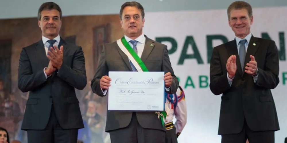 Imagem ilustrativa da imagem Deputado Plauto Miró recebe condecoração do Estado