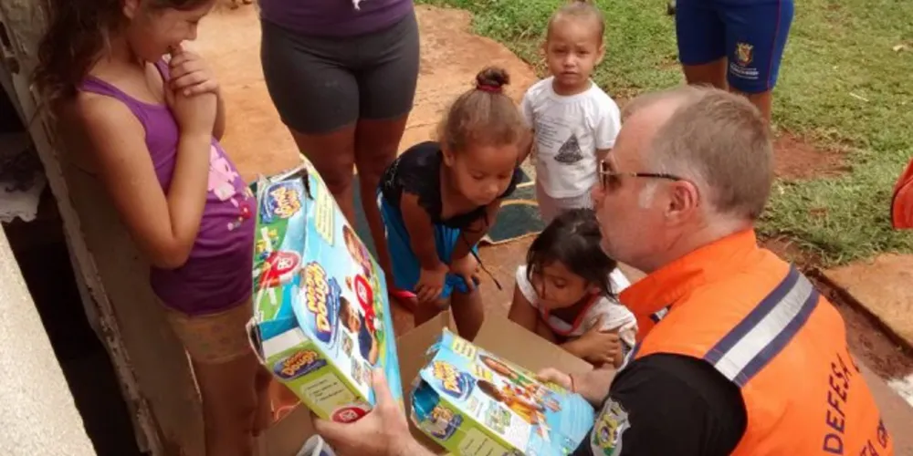 Imagem ilustrativa da imagem Defesa Civil entrega brinquedos para crianças carentes