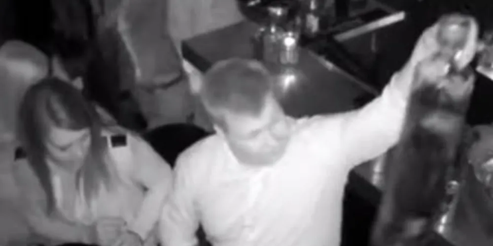 Imagem ilustrativa da imagem Homem quebra garrafa de vodka avaliada em R$ 6 mil e amigos dão risadas