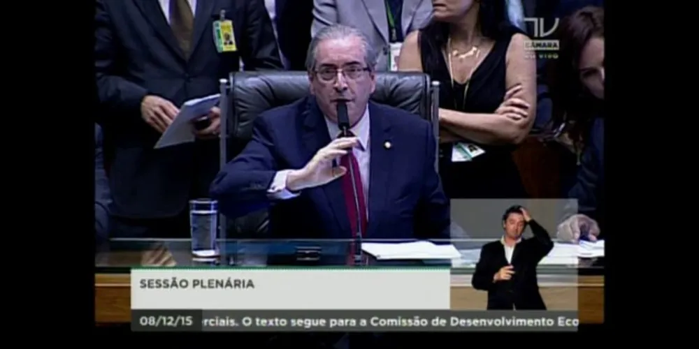 Imagem ilustrativa da imagem Deputados quebram urnas durante eleição em Brasília