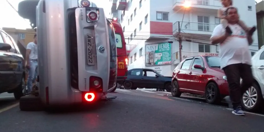 Imagem ilustrativa da imagem Carro tomba no centro de PG e gestante fica ferida