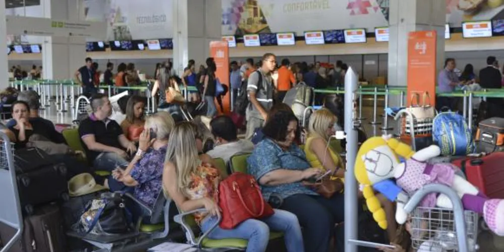 Imagem ilustrativa da imagem Aeroporto de Brasília é multado por atraso de serviços