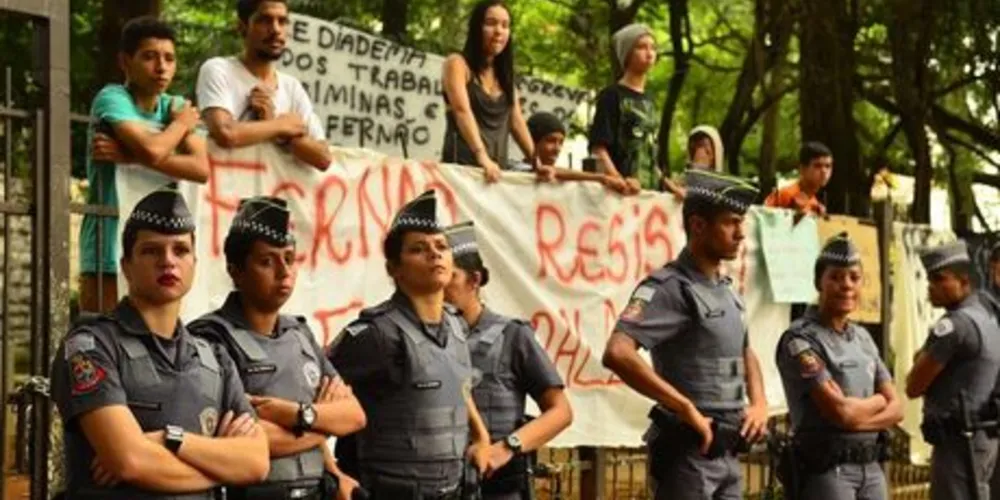 Imagem ilustrativa da imagem Estudantes decidem continuar com ocupação de escolas em SP
