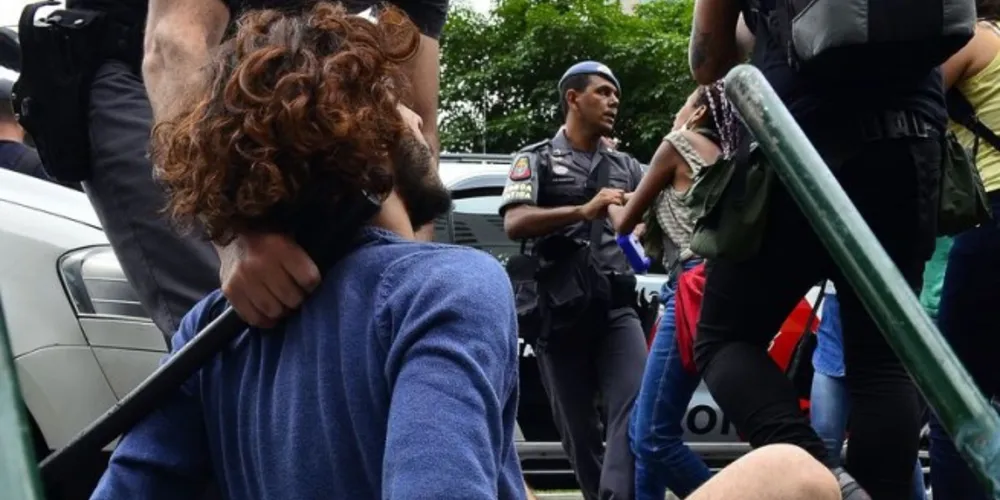 Imagem ilustrativa da imagem Violência da PM contra estudantes é "prática de tortura"