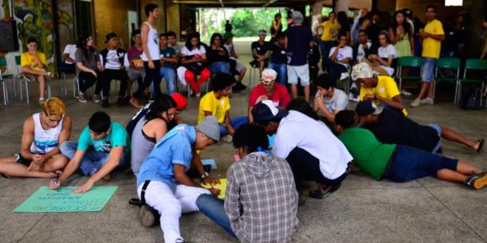 Imagem ilustrativa da imagem Longe de partidos, estudantes marcam novo modo de fazer política