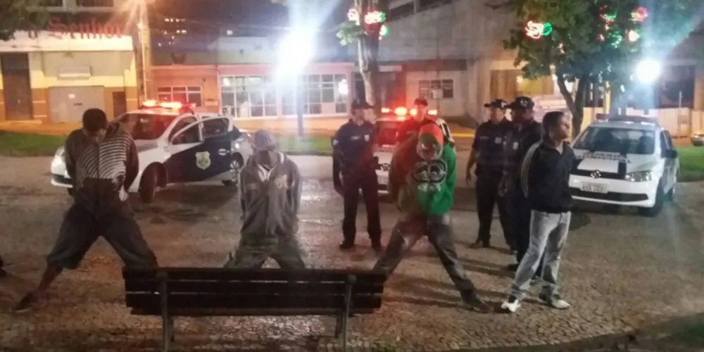 Imagem ilustrativa da imagem Quatro pessoas são detidas após assalto em banheiro de praça
