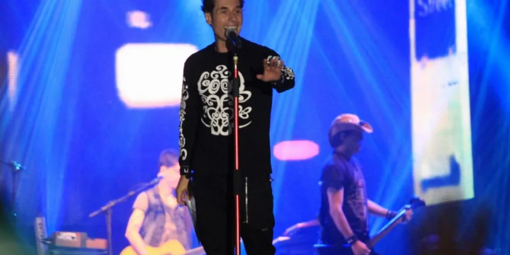 Imagem ilustrativa da imagem Dinho Ouro Preto crítica Cunha e Dilma no palco da München