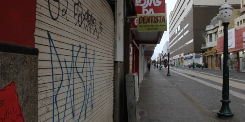 Imagem ilustrativa da imagem Pichadores vandalizam lojas do calçadão de PG