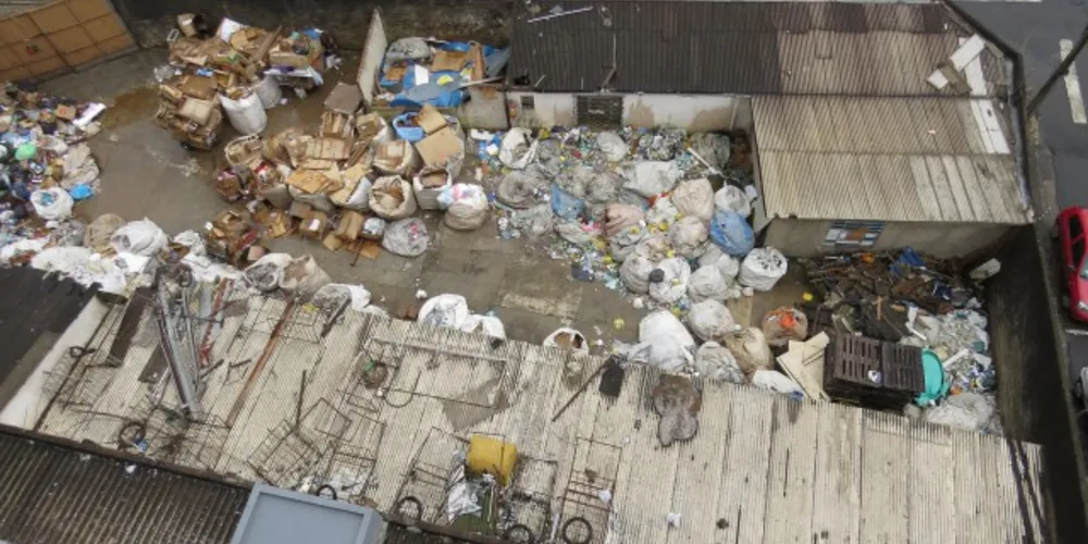 Imagem ilustrativa da imagem Moradores denunciam depósito de lixo no centro