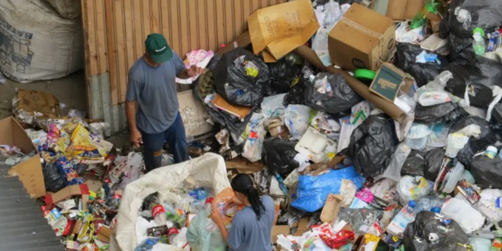 Imagem ilustrativa da imagem Depósito de lixo no centro de PG funciona sem alvará