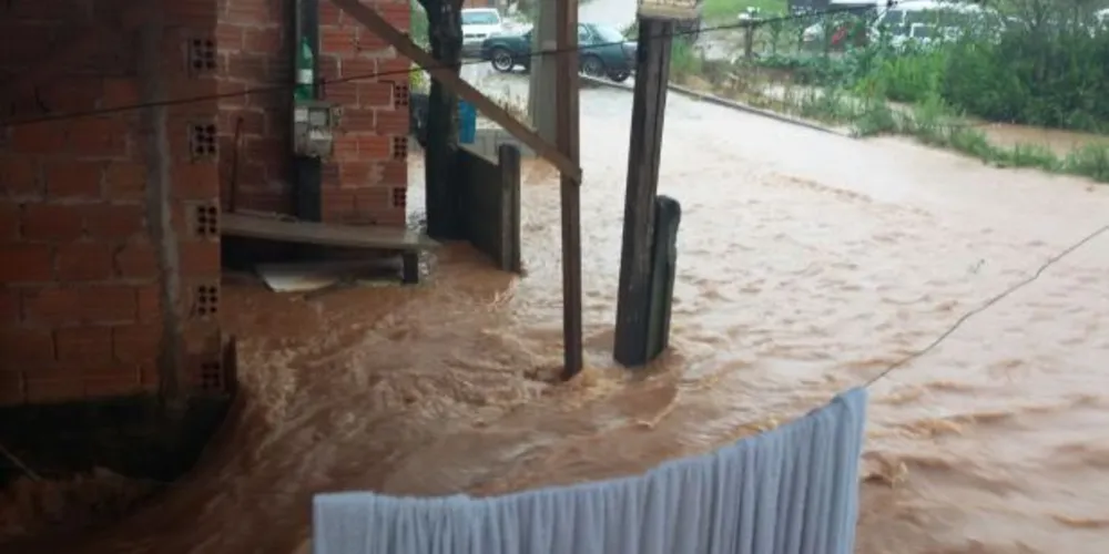 Imagem ilustrativa da imagem Chuva forte alaga cinco bairros de Castro