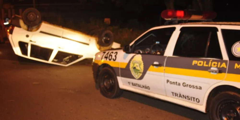 Imagem ilustrativa da imagem Motorista perde controle e capota carro em Uvaranas