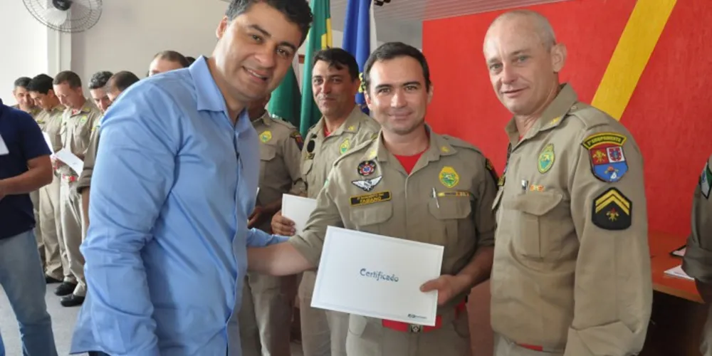 Imagem ilustrativa da imagem Bombeiros do Aeroporto Sant’Ana recebem certificado