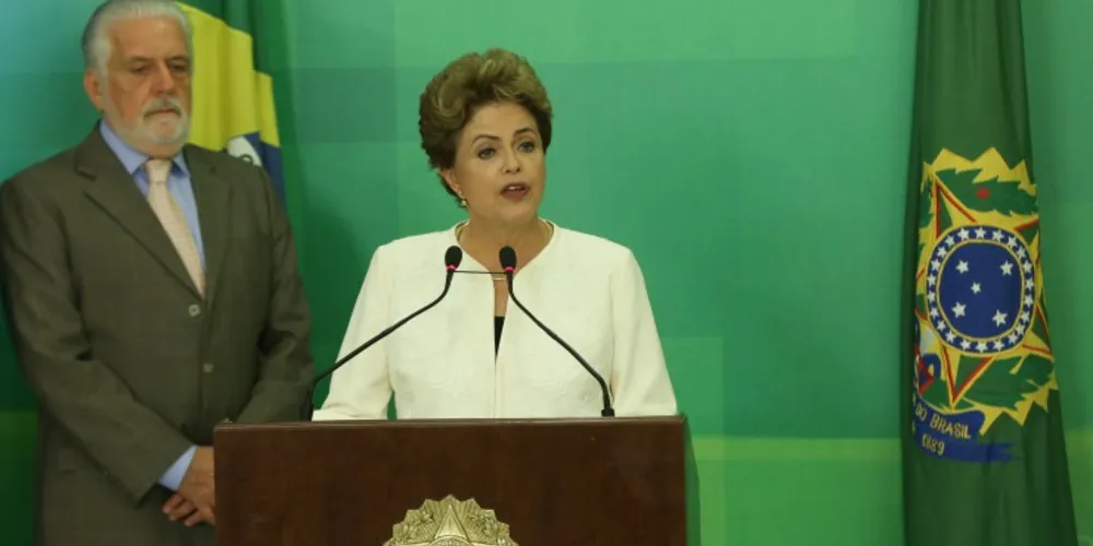 Imagem ilustrativa da imagem Dilma se diz ‘indignada’ com abertura de impeachment