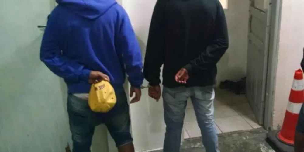Imagem ilustrativa da imagem Dupla é presa enquanto abastecia carro furtado