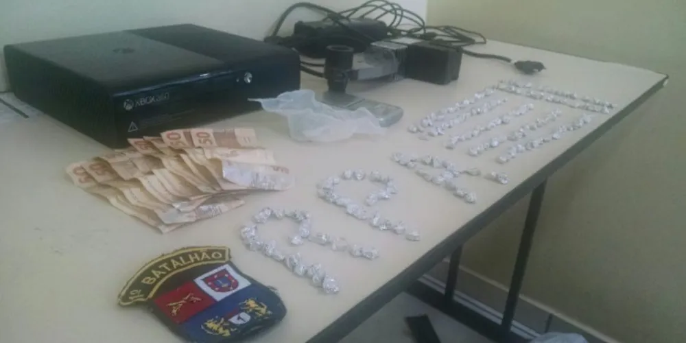 Imagem ilustrativa da imagem PM apreende mais de 180 pedras de crack em PG