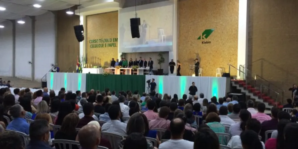 Imagem ilustrativa da imagem Recém-formados conseguem emprego em fábricas da Klabin
