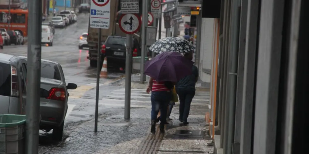 Imagem ilustrativa da imagem Simepar emite alerta de temporal para esta tarde
