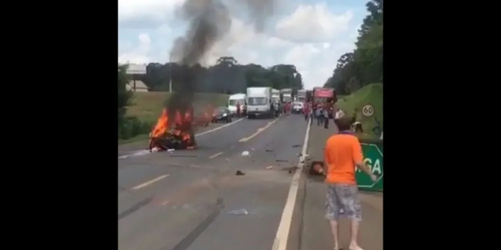 Imagem ilustrativa da imagem Carro pega fogo após grave acidente na BR-373