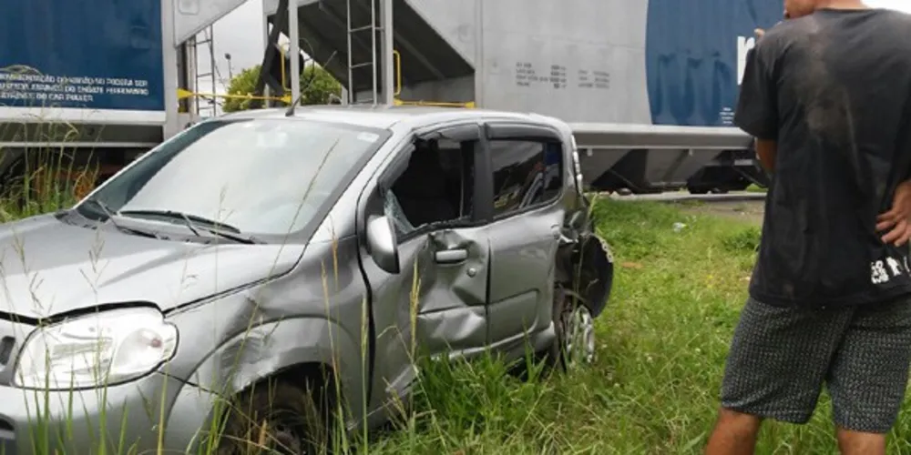 Imagem ilustrativa da imagem Carro é arrastado por trem por mais de dez metros