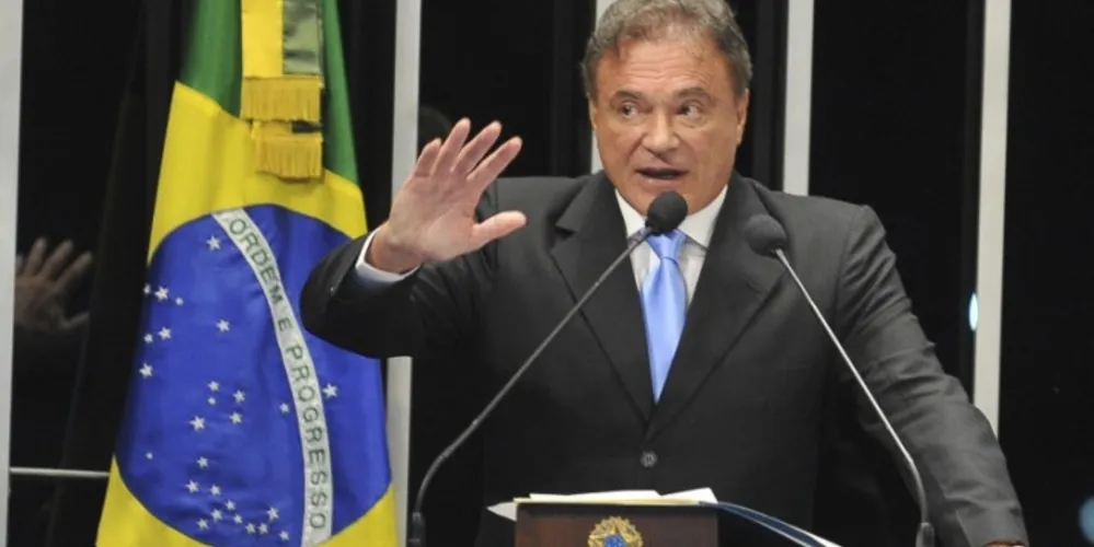 Imagem ilustrativa da imagem Álvaro Dias confirma mudança de partido e deixa o PSDB