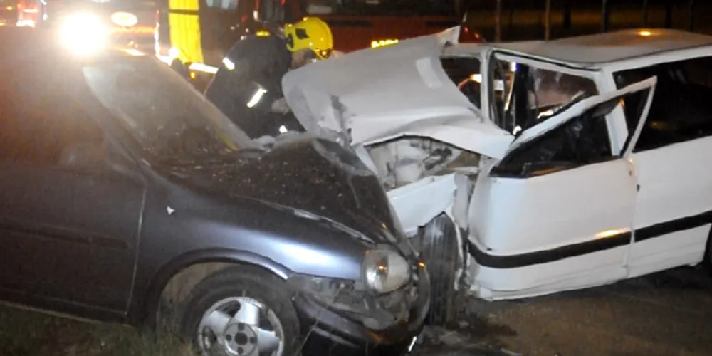 Imagem ilustrativa da imagem Família sai da igreja, bate carro e motorista morre