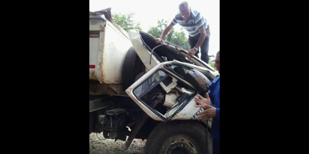 Imagem ilustrativa da imagem Funcionário da Prefeitura evita morte ao pular de caminhão