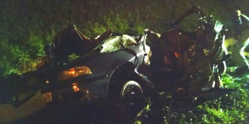 Imagem ilustrativa da imagem Carro é esmagado por carreta e ocupantes ‘nascem de novo’
