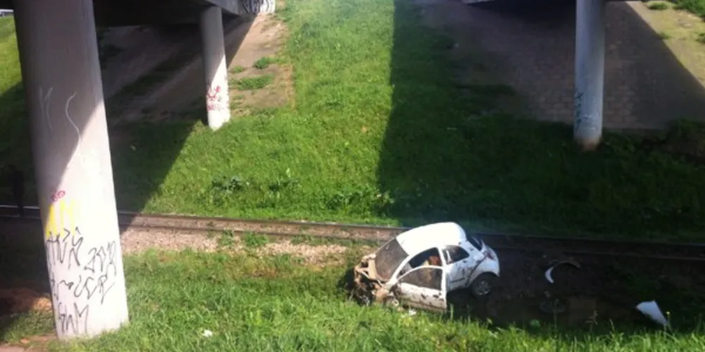 Imagem ilustrativa da imagem Carro despenca de viaduto no Contorno Leste em Curitiba