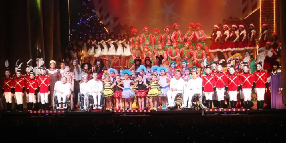 Imagem ilustrativa da imagem Castro vê teatro lotado em primeira apresentação de Natal