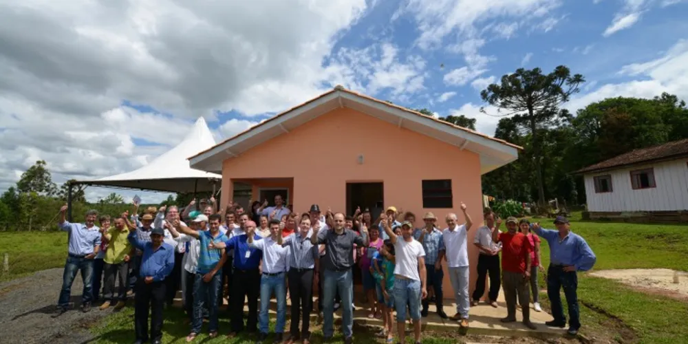 Imagem ilustrativa da imagem Famílias de agricultores do Sul recebem casas novas