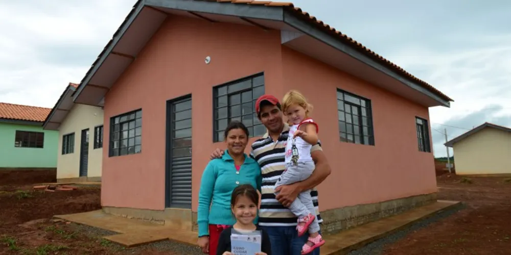 Imagem ilustrativa da imagem Famílias carentes de Fernandes Pinheiro recebem casas novas