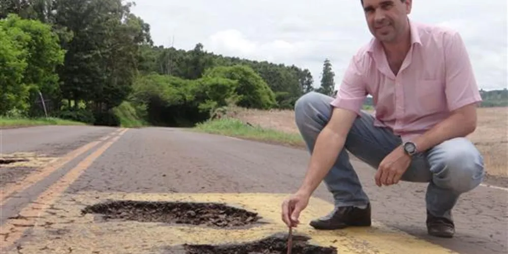 Imagem ilustrativa da imagem Empresário pinta rodovia para indicar buracos aos motoristas