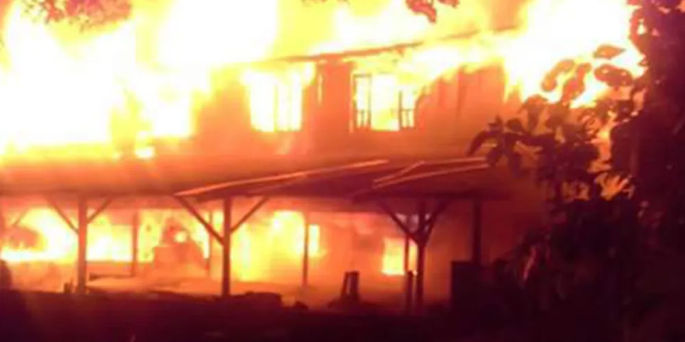 Imagem ilustrativa da imagem Pousada na Ilha do Mel é destruída por incêndio