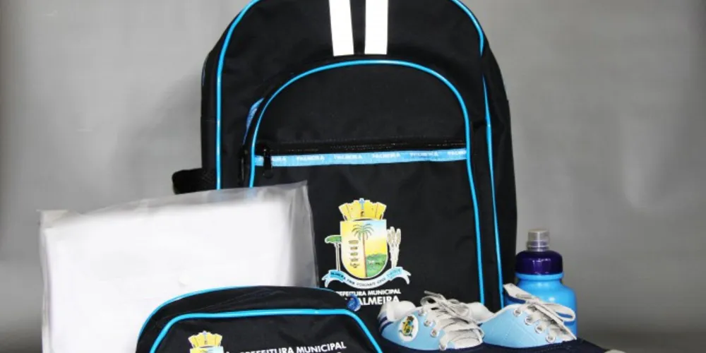 Imagem ilustrativa da imagem Palmeira entrega kits com bolsa, tênis e capa de chuva a alunos