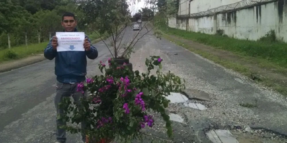 Imagem ilustrativa da imagem Após queda, motociclista faz protesto diferente