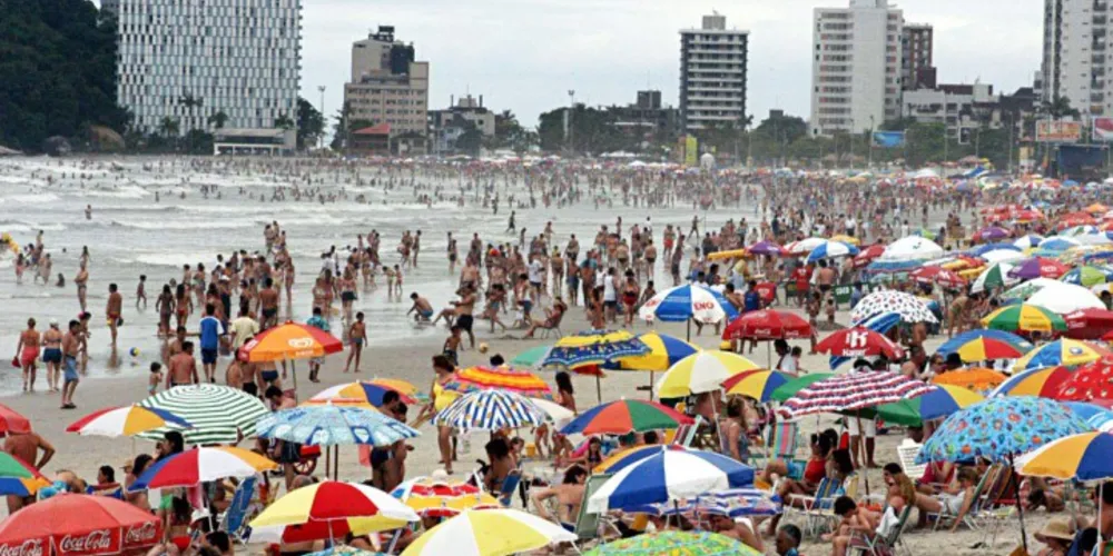 Imagem ilustrativa da imagem No Paraná, verão começa com as praias próprias para banho