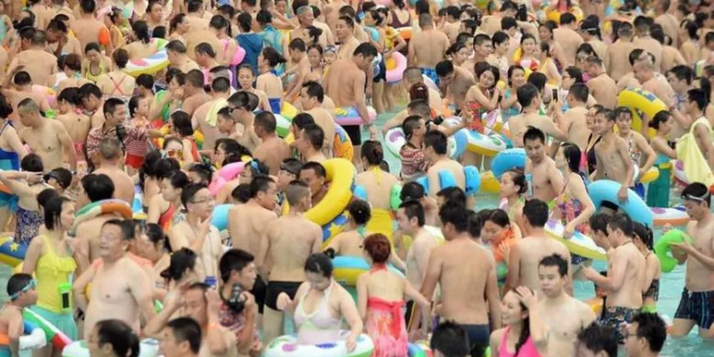 Imagem ilustrativa da imagem Turistas se espremem na piscina mais lotada do mundo
