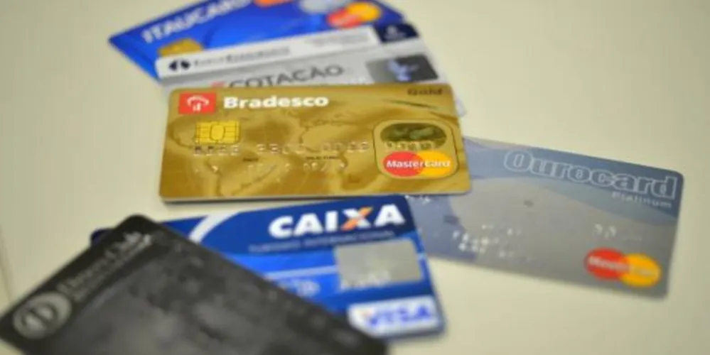 Imagem ilustrativa da imagem Juros do rotativo do cartão de crédito sobem para 415,3% ao ano