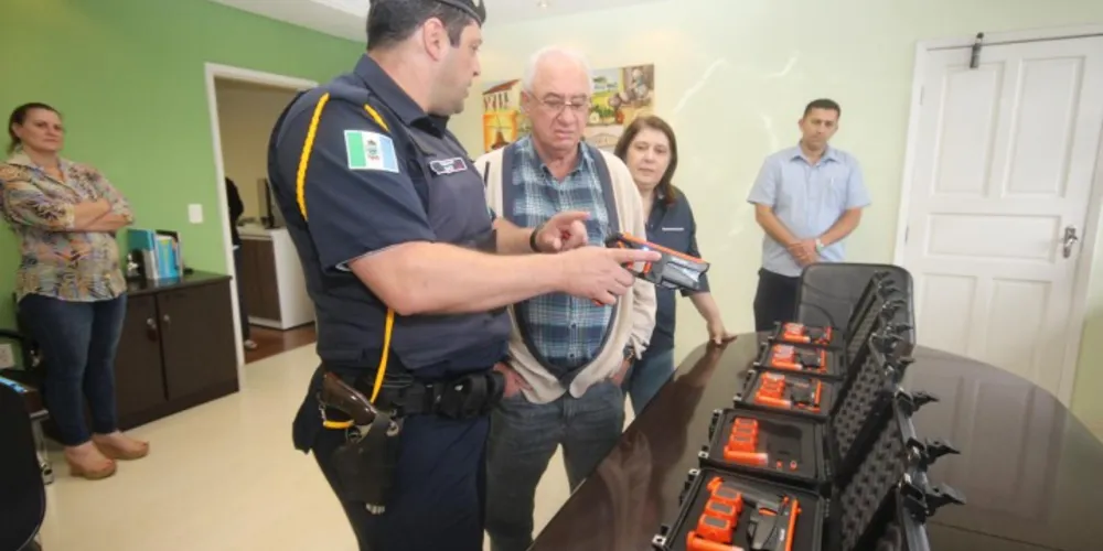 Imagem ilustrativa da imagem Guarda Municipal de Castro recebe armas de choque
