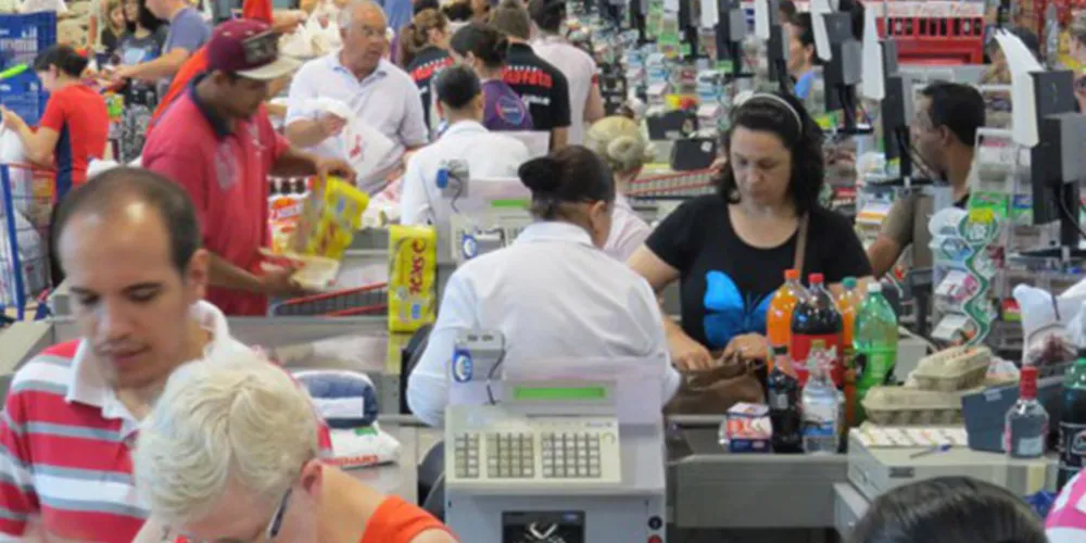 Imagem ilustrativa da imagem Supermercados abrem hoje até as 20 horas